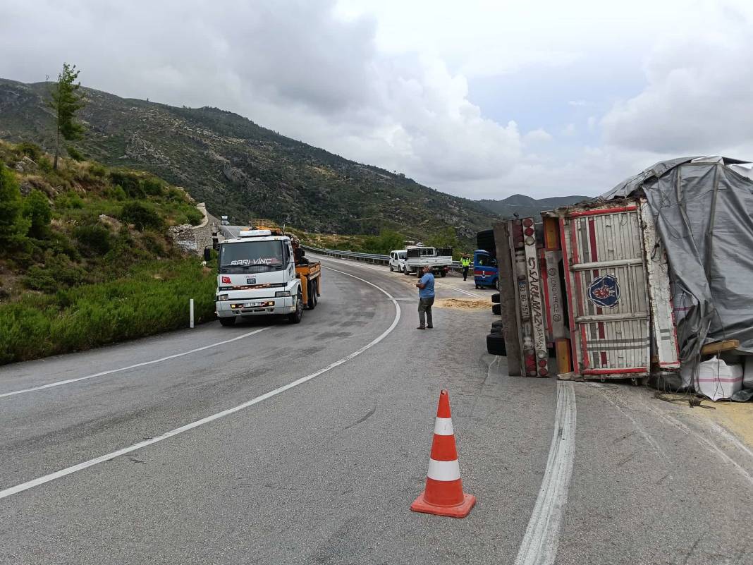 Konya-Antalya yolunda TIR devrildi! 2